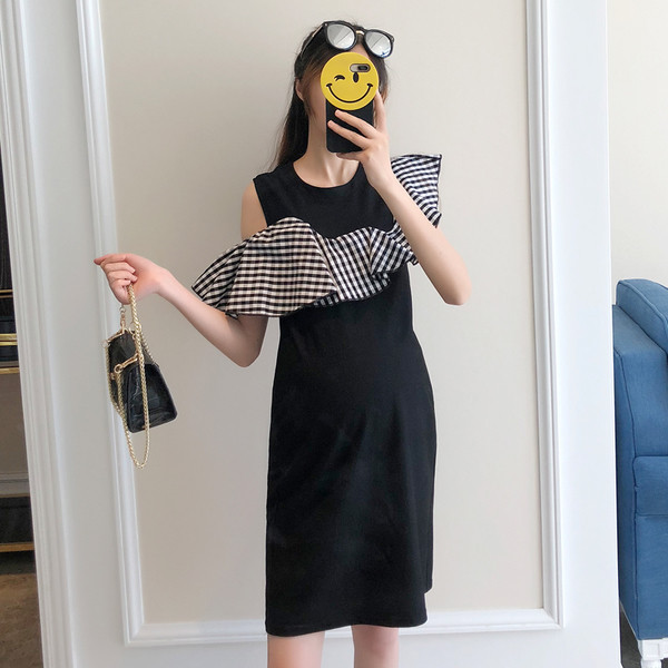 Női hosszú fekete ruha fodrokkal