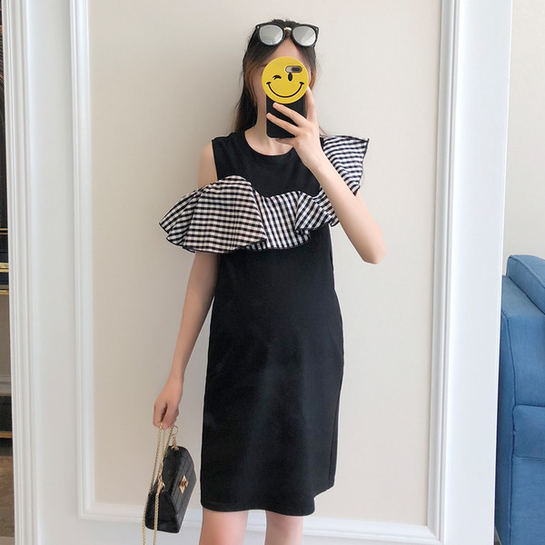 Női hosszú fekete ruha fodrokkal