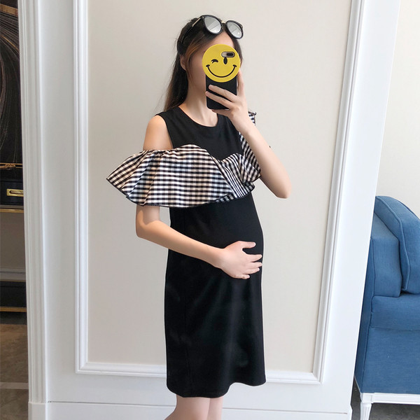 Női hosszú fekete ruha fodrokkal