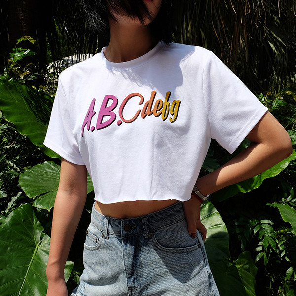 Tricou scurt de damă într-un model larg - alb cu inscripție