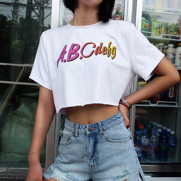 Tricou scurt de damă într-un model larg - alb cu inscripție