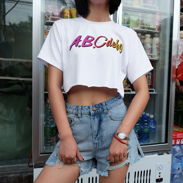 Tricou scurt de damă într-un model larg - alb cu inscripție