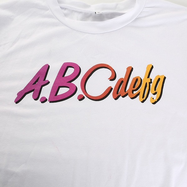 Tricou scurt de damă într-un model larg - alb cu inscripție