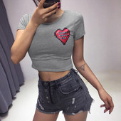 Καθημερινή απλή γυναικεία T-shirt - σύντομη, σε γκρι χρώμα με εκτύπωση