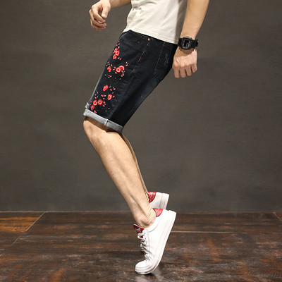 Σύντομα τζιν ανδρικά σε σκούρο χρώμα με κεντήματα