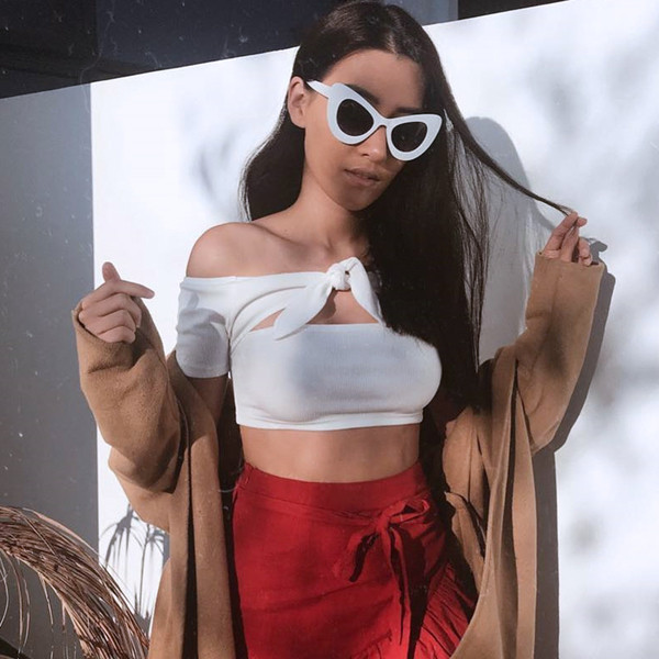 Κομψό σύντομο γυναικείο πουκάμισο με κορδέλα