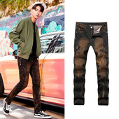 Μοντέρνα ανδρικά τζιν σε διάφορα μοντέλα με μεταλλικά στοιχεία και σχισμένα μοτίβα