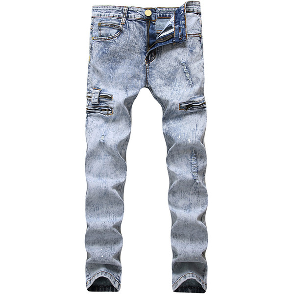 Μοντέρνα ανδρικά τζιν σε διάφορα μοντέλα με μεταλλικά στοιχεία και σχισμένα μοτίβα