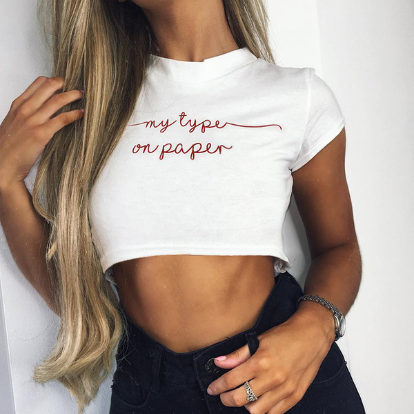 Σύγχρονη κοντή μπλούζα σε λεύκο χρώμα  με επιγραφή