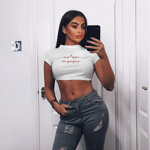 Σύγχρονη κοντή μπλούζα σε λεύκο χρώμα  με επιγραφή