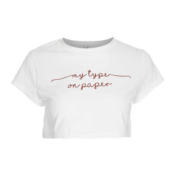 Σύγχρονη κοντή μπλούζα σε λεύκο χρώμα  με επιγραφή