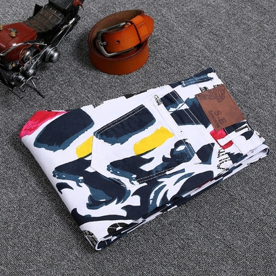 Λευκά τζιν ανδρικά με πολύχρωμα μοτίβα