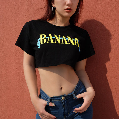 Tricou scurt de damă negru cu inscripție și decolteu O