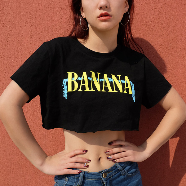 Tricou scurt de damă negru cu inscripție și decolteu O