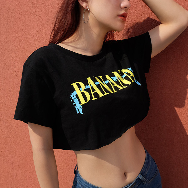 Tricou scurt de damă negru cu inscripție și decolteu O