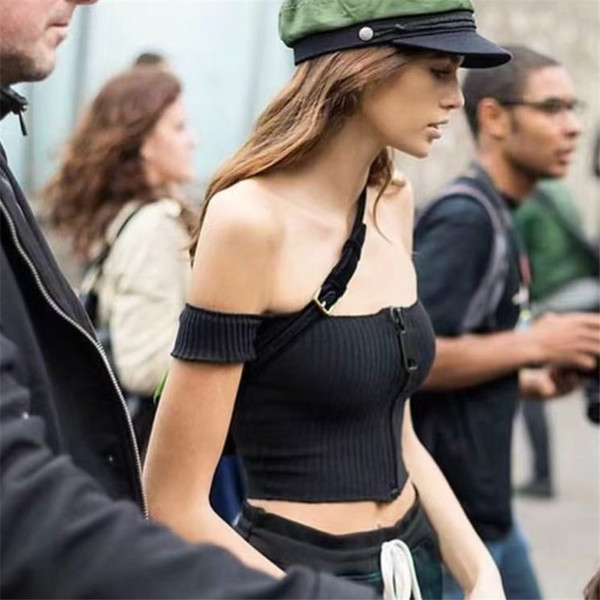 Női alkalmi póló csupasz váll és fekete elülső cipzárral