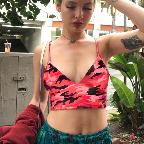 Maieu scurt de damă, cu decolteu adânc și bretele subțiri de culoare camuflaj