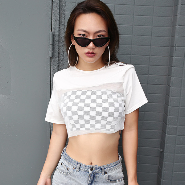 Γυναικείο μπλουζάκι σε λευκό χρώμα - ελεύθερο μοντέλο