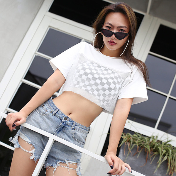 Γυναικείο μπλουζάκι σε λευκό χρώμα - ελεύθερο μοντέλο