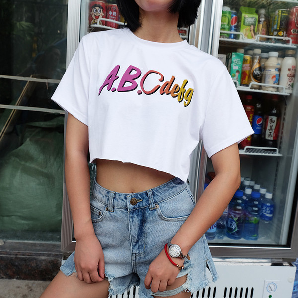 Απαλή σύντομη γυναικεία μπλούζα σε ευρύ μοτίβο με πολύχρωμη επιγραφή