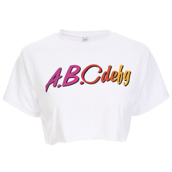 Απαλή σύντομη γυναικεία μπλούζα σε ευρύ μοτίβο με πολύχρωμη επιγραφή