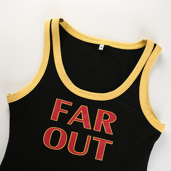 Corp de femeie modern în negru, cu o inscripție colorată