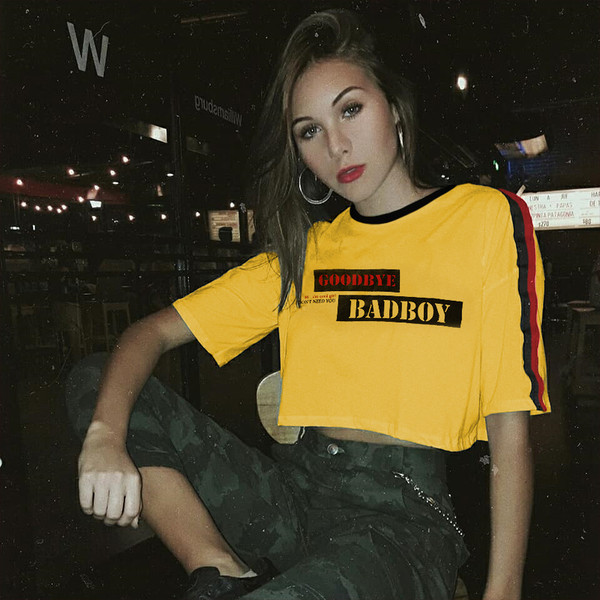 Καθημερινό κοντό μπλουζάκι σε κίτρινο χρώμα με μανίκι 3/4 και επιγραφή