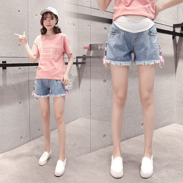 Σύντομα παντελόνια τζιν με διακοσμητικούς δεσμούς για έγκυες γυναίκες σε δύο χρώματα