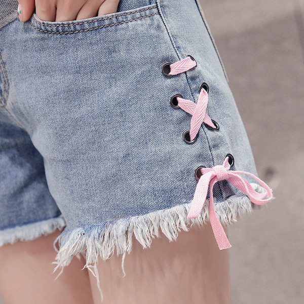 Σύντομα παντελόνια τζιν με διακοσμητικούς δεσμούς για έγκυες γυναίκες σε δύο χρώματα