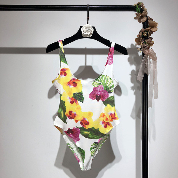 Modern női teljes fürdőruha virágmintával