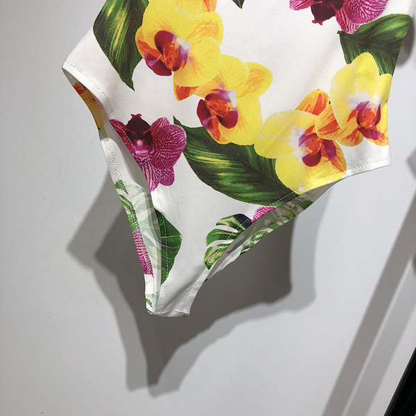 Modern női teljes fürdőruha virágmintával