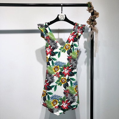 Salopetă scurtă de damă cu decolteu în V cu motiv floral