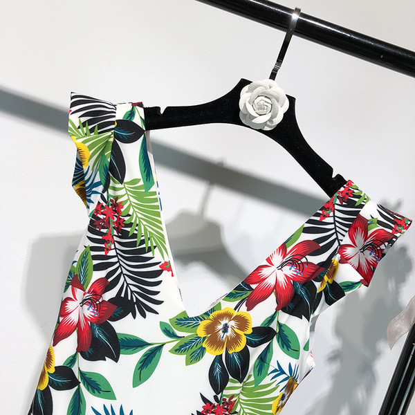 Salopetă scurtă de damă cu decolteu în V cu motiv floral