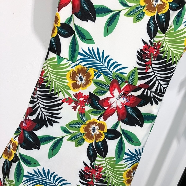 Salopetă scurtă de damă cu decolteu în V cu motiv floral