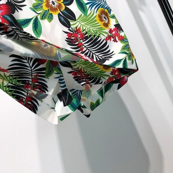 Salopetă scurtă de damă cu decolteu în V cu motiv floral