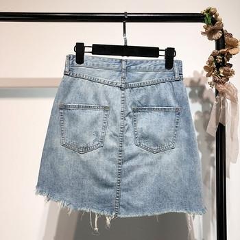 Σύγχρονη γυναικεία φούστα denim με σχισμένα στοιχεία