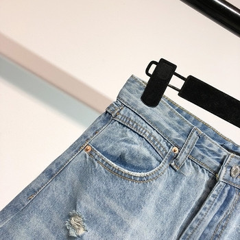 Σύγχρονη γυναικεία φούστα denim με σχισμένα στοιχεία