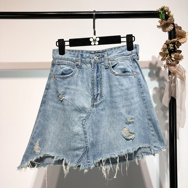 Σύγχρονη γυναικεία φούστα denim με σχισμένα στοιχεία 