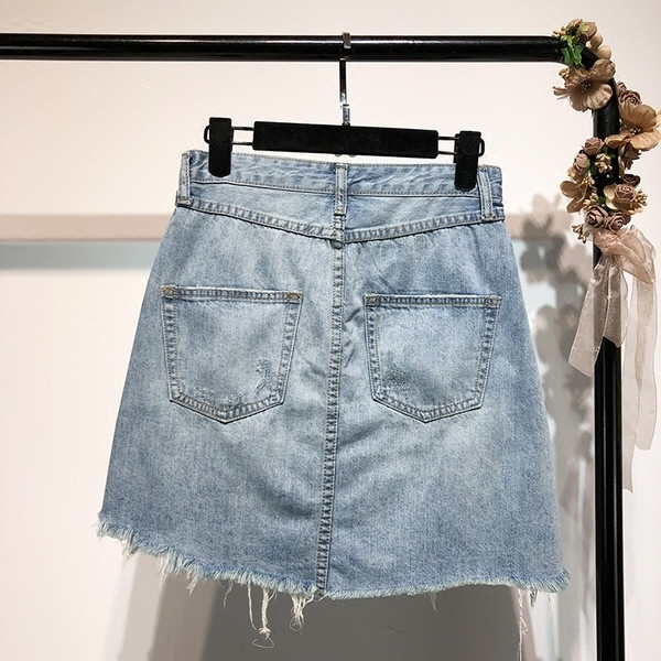 Σύγχρονη γυναικεία φούστα denim με σχισμένα στοιχεία 