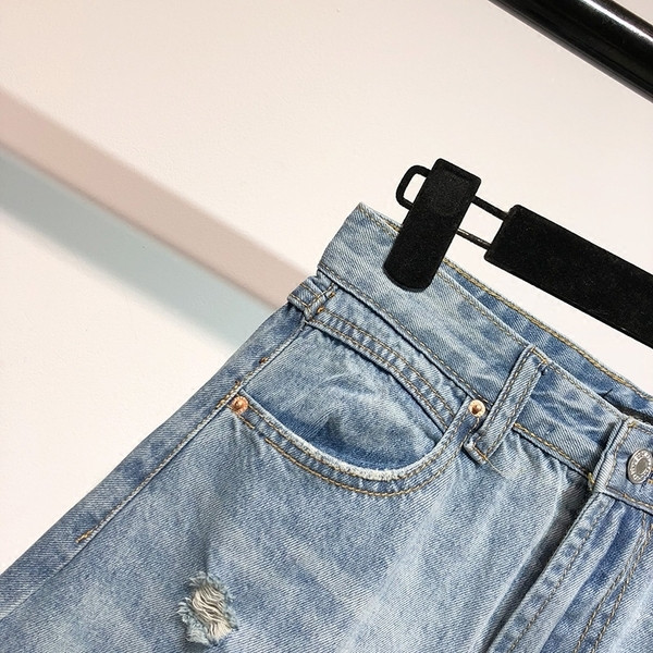 Σύγχρονη γυναικεία φούστα denim με σχισμένα στοιχεία 