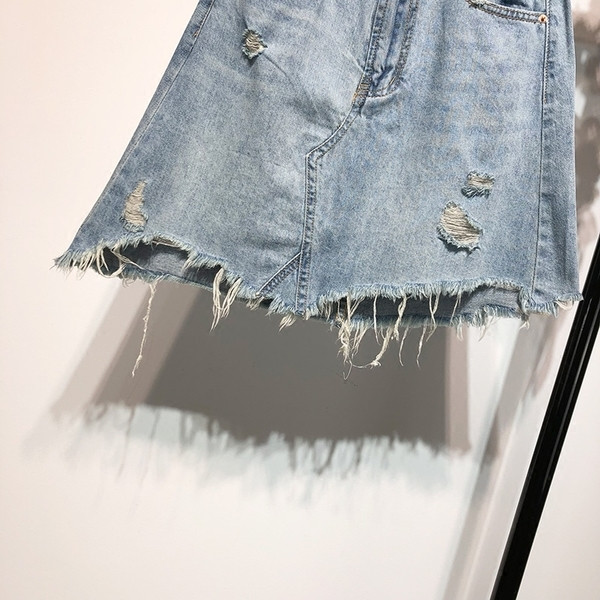 Σύγχρονη γυναικεία φούστα denim με σχισμένα στοιχεία 