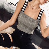 Σύντομο γυναικείο πουκάμισο σε ανοιχτό χρώμα με φαρδιές λουριά ώμου