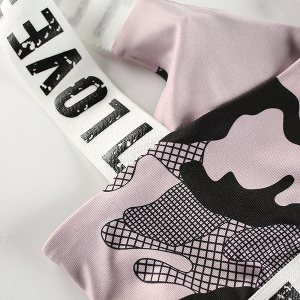 Echipa de sport feminin - top si jambiere cu talie inalta cu elemente de camuflaj