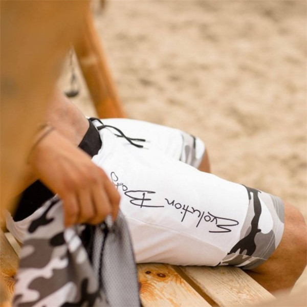 Pantaloni scurți casual pentru bărbați alb-negru cu elemente de camuflaj