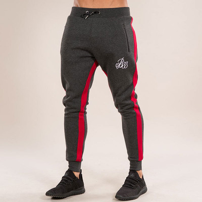 Ανδρική καθημερινή φόρμα  με κόκκινες άκρες και κεντήματα