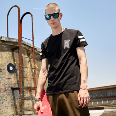 Ανδρικό μπλουζάκι  με κοντό μανίκι σε λεύκο και μαύρο χρώμα