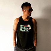 Ανδρικό αμάνικο σε μαύρο και άσπρο με επιγραφή και εκτύπωση