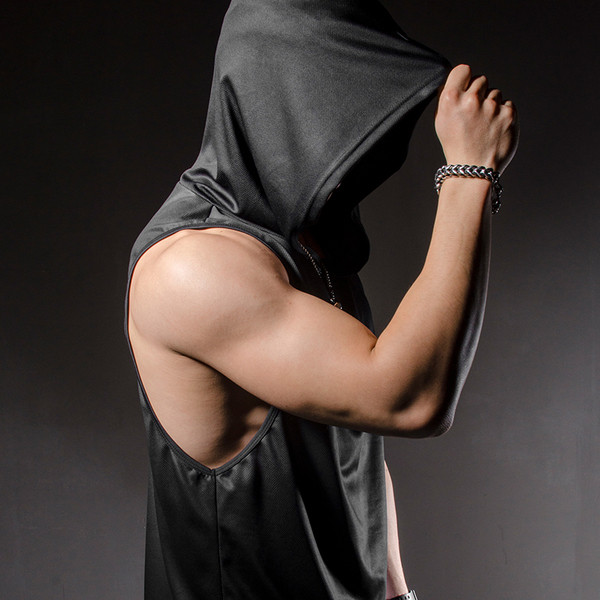 Ανδρικό μπλουζάκι σε μαύρο χρώμα με κουκούλα