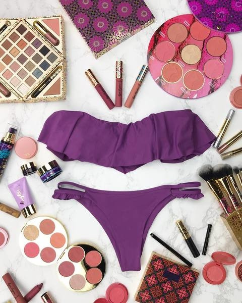 Дамски бански костюм от две части в различни цветове - семпъл модел