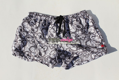 Мъжки бански с флорални мотиви